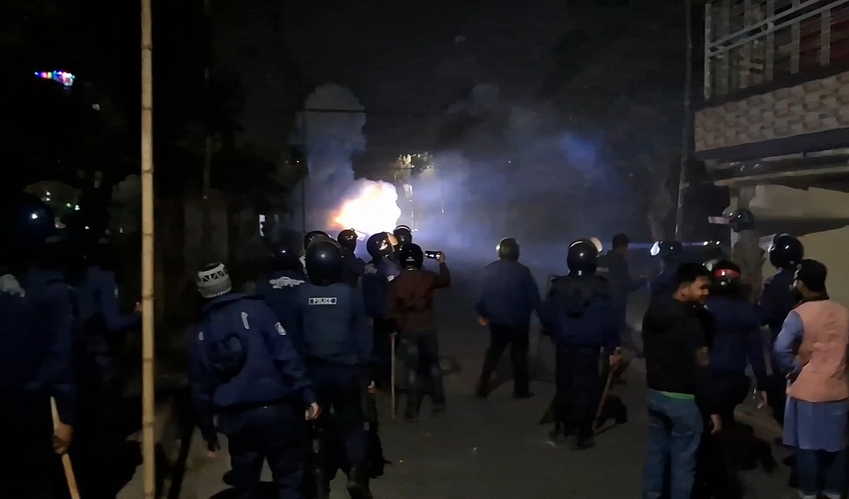 মাদারীপুরে কিশোরদের দুই পক্ষের সংঘর্ষ, প্রায় ৫০টি ককটেল বিস্ফোরণে শহরে আতঙ্ক