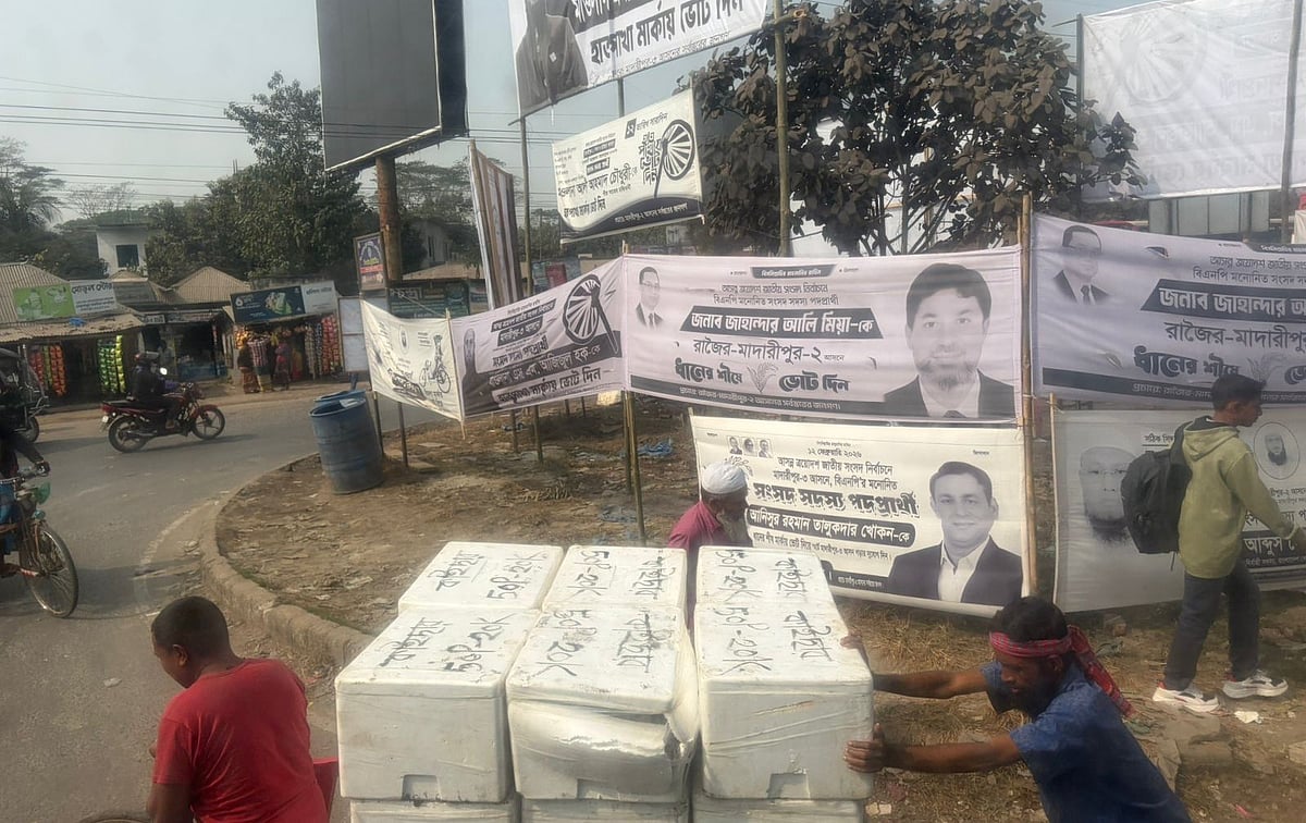 কুয়াকাটায় এসে থামে পথ, ভোট নিয়ে আলাপ থামে না