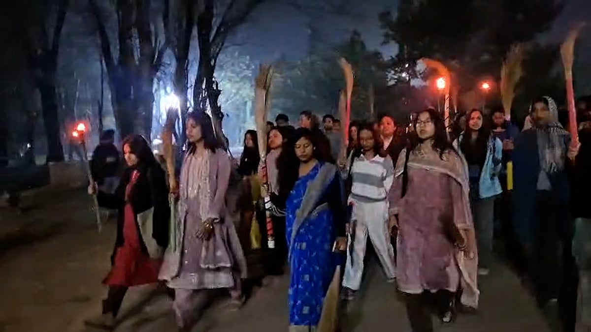 জামায়াত আমিরের মন্তব্যের প্রতিবাদে জাহাঙ্গীরনগরে ঝাড়ু ও মশালমিছিল