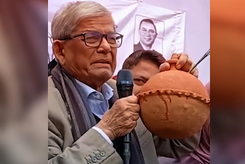 কষ্টের জমানো টাকার মাটির ব্যাংক মির্জা ফখরুলের হাতে তুলে দিলেন জুলাই যোদ্ধার বোন