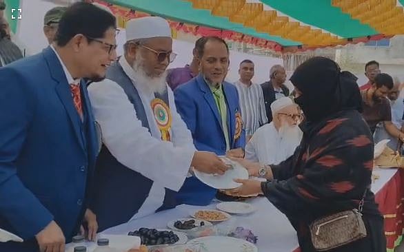 স্কুলের পুরস্কার বিতরণী অনুষ্ঠানে অতিথি হয়ে জরিমানা দিলেন মনির হোসেন কাসেমী