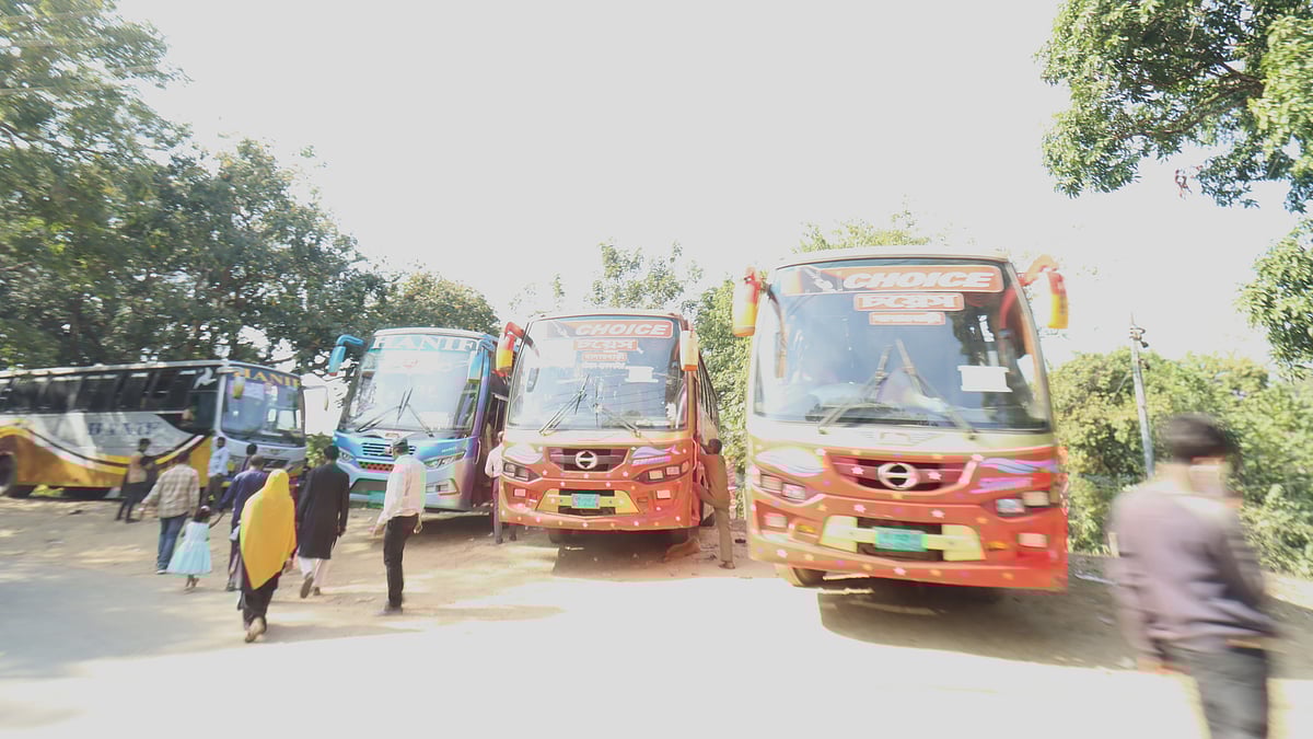 দেশের নানা প্রান্ত থেকে আসা পর্যটকবাহী বাসের সারি