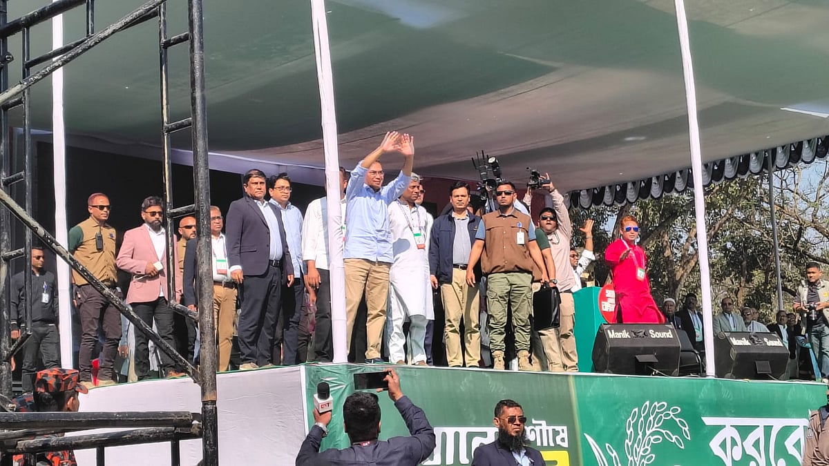 ভোটারদের দ্বারে দ্বারে ছুটছেন প্রার্থীরা