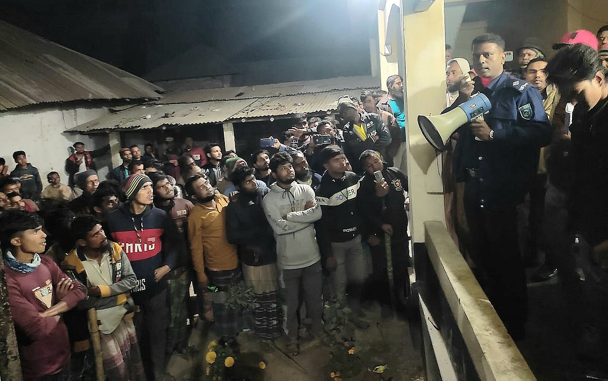 দিনাজপুরে শিক্ষার্থীদের বেত্রাঘাতের ঘটনায় অবরুদ্ধ মাদ্রাসাশিক্ষককে উদ্ধার করল প্রশাসন