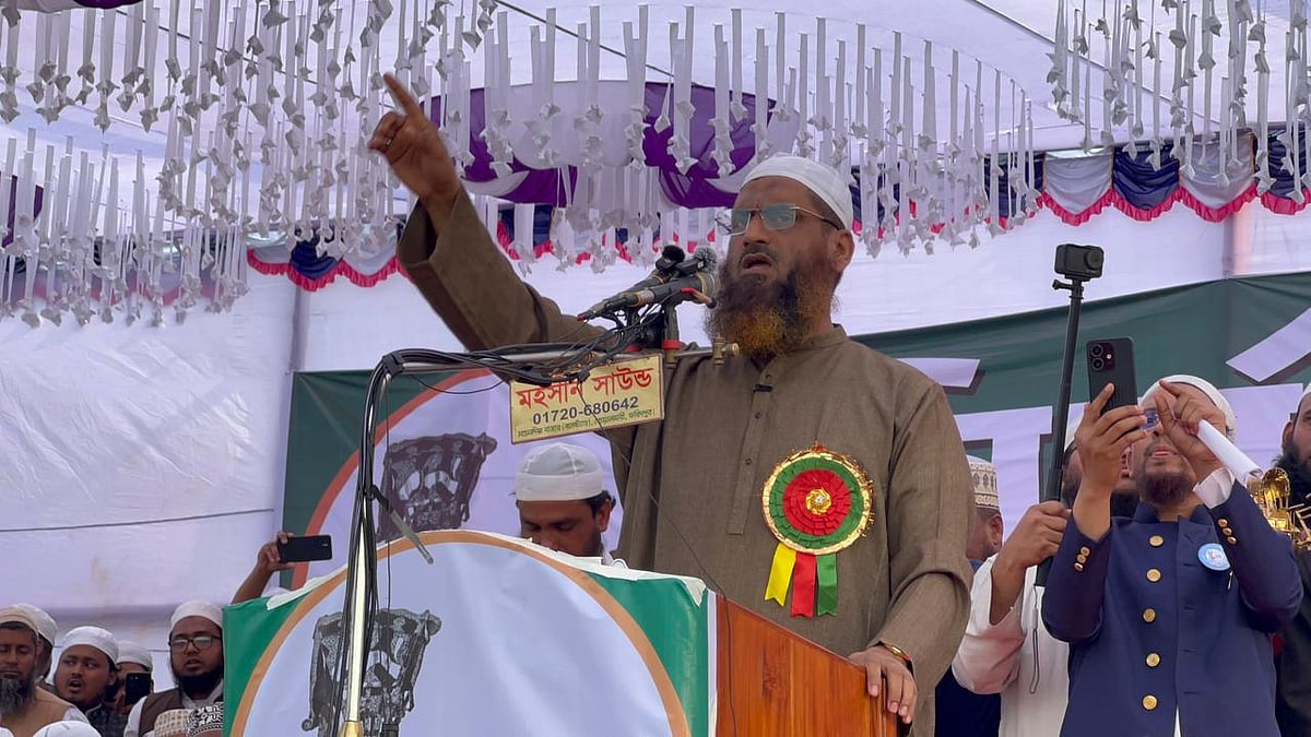 প্রশাসনের কাছে নালিশ দিলে ওনারা মুচকি মুচকি হাসেন: মামুনুল হক