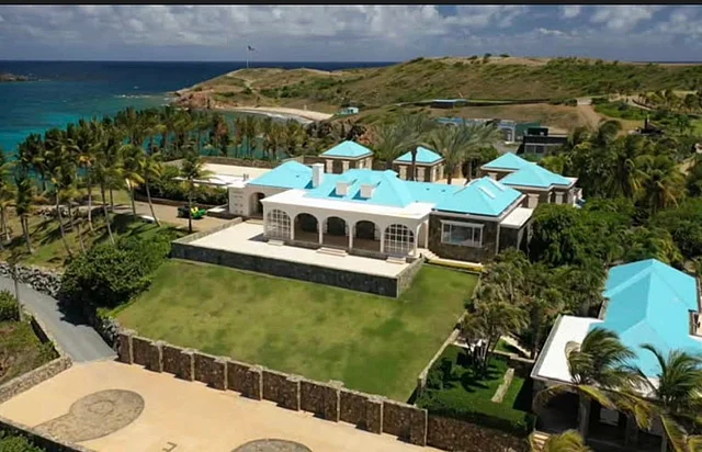 লিটল সেন্ট জেমস কার্যত একটি সম্পূর্ণ স্বনির্ভর প্রাইভেট রিসোর্টে পরিণত হয়