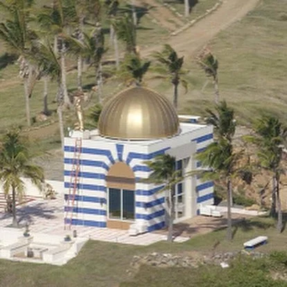 দ্বীপের সবচেয়ে আলোচিত স্থাপনাটি ছিল একটি গম্বুজ আকৃতির ভবন, যা অনেকটা মন্দিরের মতো দেখতে