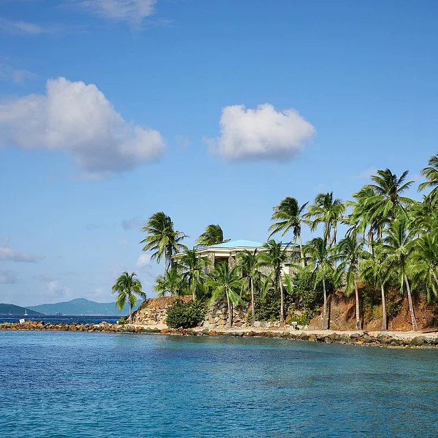 দ্বীপটি দূর থেকে দেখলে নিখাদ এক নির্জন স্বর্গীয় স্থান বলেই মনে হয়