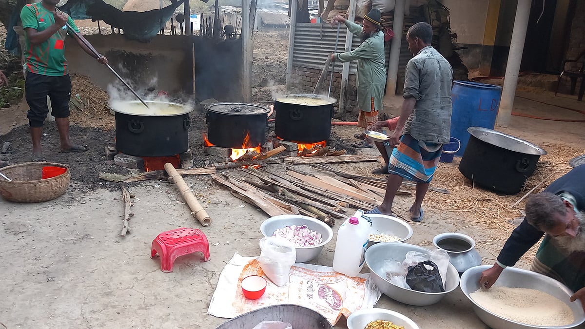 খিচুড়ি ভোজের আয়োজন করায় বিএনপির প্রার্থী আব্দুল বারীকে শোকজ
