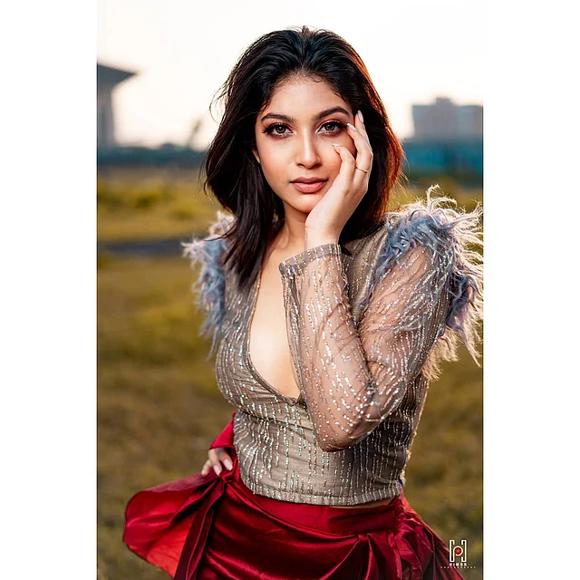 ঝলমলে সিকুইন আর ফেদারের ডিপনেক টপের সঙ্গে স্কার্ট পরেছেন অভিনেত্রী।