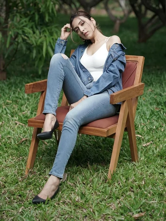 সাদা ট্যাংক টপটি এই আউটফিটের মূল আকর্ষণ, কিন্তু লেয়ার করা ডেনিম জ্যাকেট ও স্লিম ফিট প্যান্ট এই লুককে পরিপূর্ণ করেছে। সঙ্গে জুটি হয়েছে কালো হাই হিল পাম্প শু। 