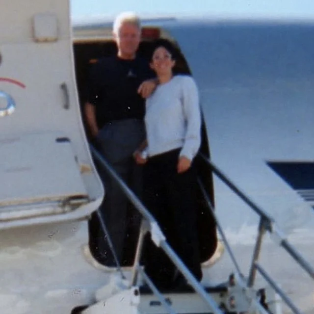 বিল ক্লিনটনের সঙ্গে ঘিসলাইন। কিন্তু কারও বিরুদ্ধেই মুখ খোলেন নি তিনি। 