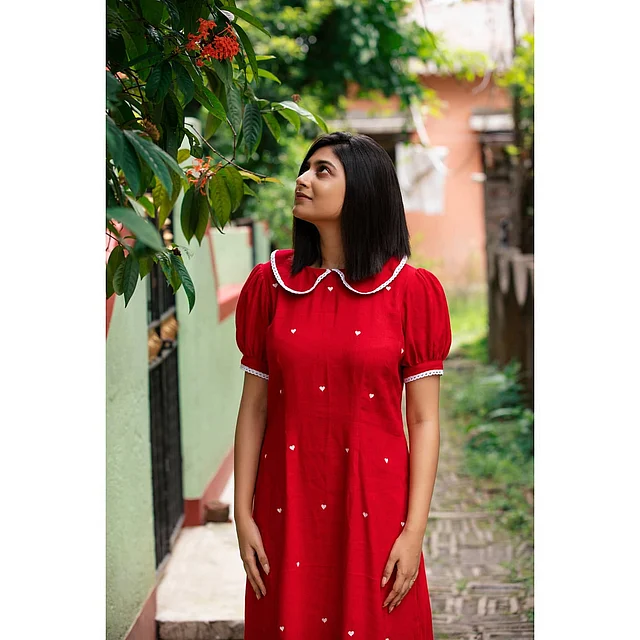 অভিনেত্রীটি পরেছেন লাল পিটার প্যান কলারের ড্রেস। ড্রেসের জমিনে সাদা হার্ট মোটিফ। চুলে করেছেন এ লাইন বব কাট। এই কম্বিনেশনে তাঁকে বেশ মিষ্টি ও স্টাইলিশ দেখাচ্ছে। 