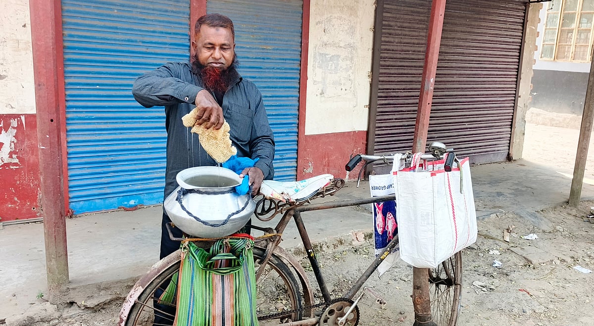 ২১ বছর ধরে বনজঙ্গল থেকে মধু সংগ্রহ করে সংসার চালান জাফর