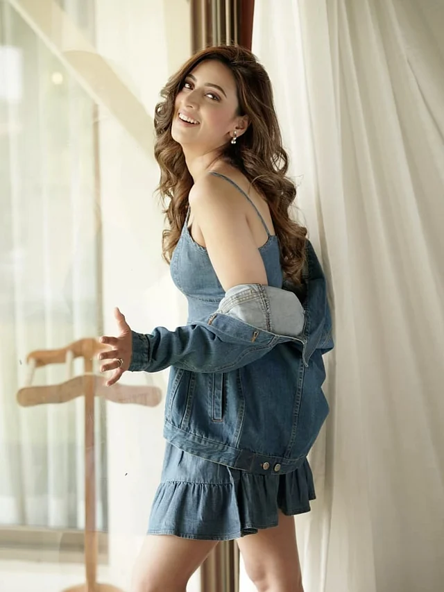 একই ড্রেসের ওপর লেয়ার স্টাইলের জাদু দেখিয়েছেন তিনি। পরেছেন ডেনিম জ্যাকেট। 