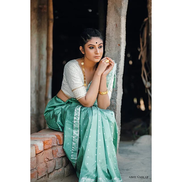 প্যাস্টেল শেডের শাড়ির সঙ্গে জুটি হয়েছে সাদা ব্লাউজ। সঙ্গে সোনার গয়না, চোখে কাজল আর কালো টিপ—সব মিলিয়ে একটু ভিন্ন, কিন্তু মনোমুগ্ধকর লুকে ফ্রেমবন্দী হয়েছেন তিনি। 