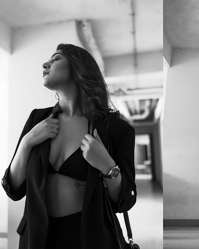 সাদা কালো ছবি হলেও তাঁর বোল্ডনেস রয়েছে অটুট। ব্লেজারের ফাঁক দিয়ে উঁকি দিচ্ছে বিকিনি, নিচে দেখা যাচ্ছে স্টাইলিশ ট্যাটু। শুভস্মিতার এই সাহসী অবতার সত্যিই আকর্ষণীয়। 