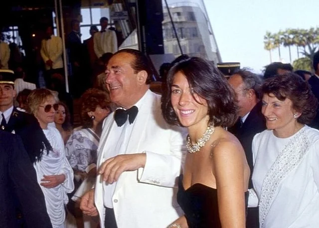 বাবার সঙ্গে ঘিসলাইন 