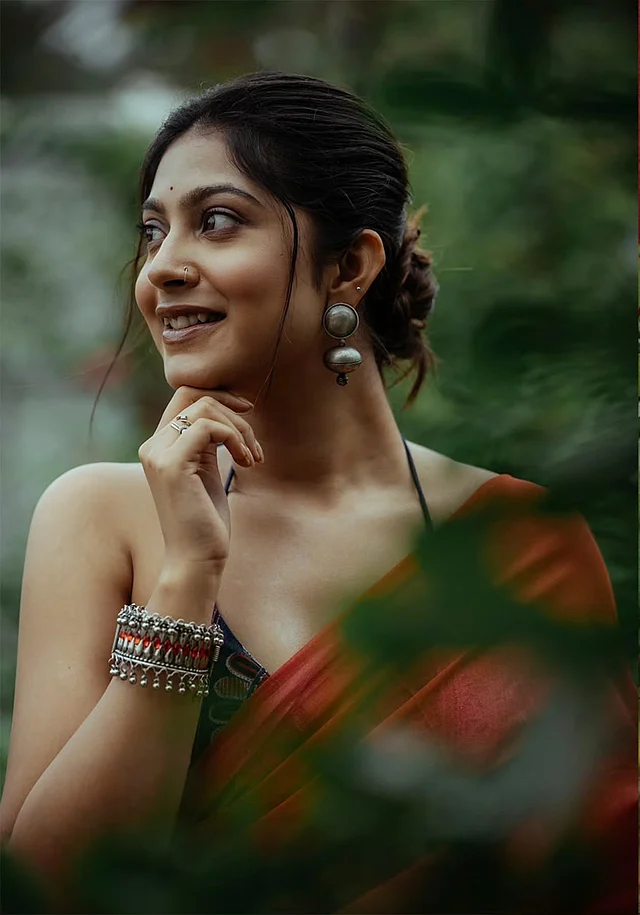  শাড়ির সঙ্গে স্টাইলিশ হল্টারনেক ব্লাউজ পরেছেন অভিনেত্রী। মিনিমাল সাজ, অক্সিডাইজের গয়না আর মেসি বান হেয়ারস্টাইল লুকের আবেদনকে বাড়িয়ে দিয়েছে। 