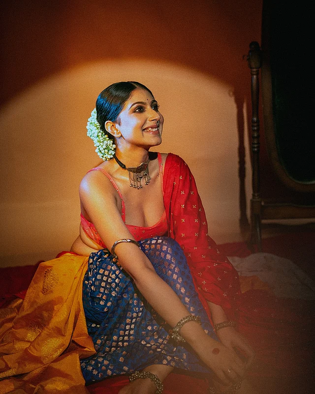 ট্র্যাডিশনাল লুকে ধরা দিয়েছেন বং সুন্দরী। পরেছেন রঙিন লেহেঙ্গা, আর সঙ্গে পরেছেন অক্সিডাইজের গয়না। 