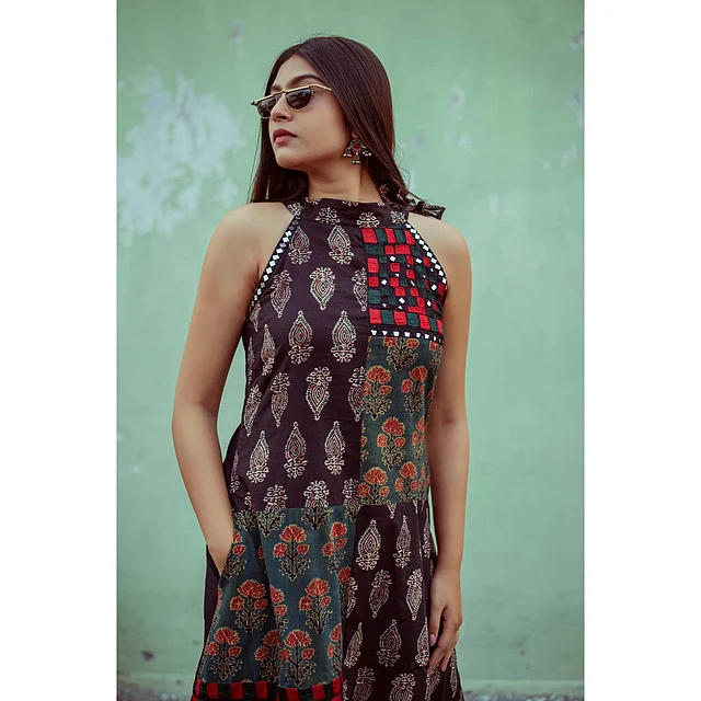 স্টাইলিশ কুর্তির  সঙ্গে বিশেষ আকর্ষণ কাড়ছে শুভস্মিতা হাফরিম সানগ্লাস।