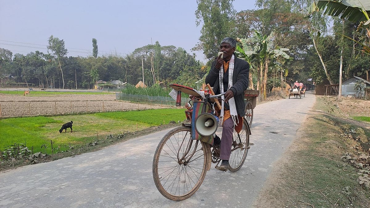 বাইসাইকেল চালিয়ে ভোট চাইছেন গাইবান্ধা-৩ আসনের স্বতন্ত্র প্রার্থী আজিজার