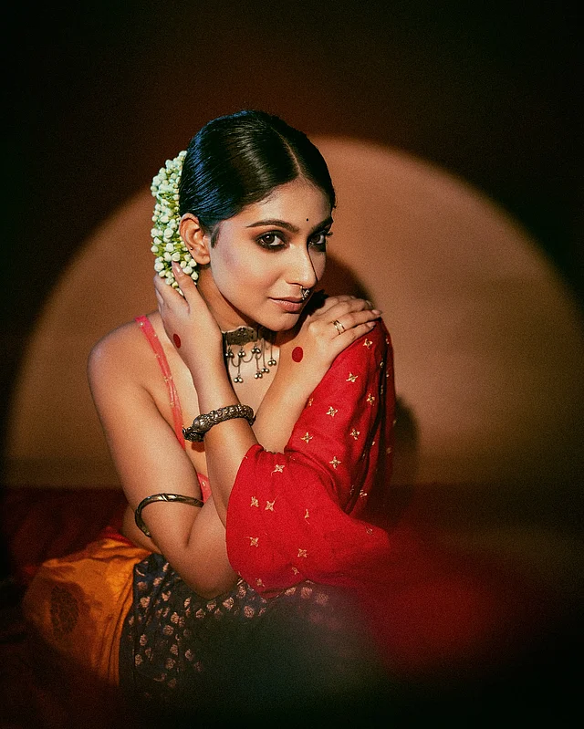 নাকে নোলক, হাতে আলতা, কাজলকালো চোখ আর মাঝসিঁথি করা খোঁপায় গাজরা যেন এই লুকে পূর্ণতা দিয়েছে।