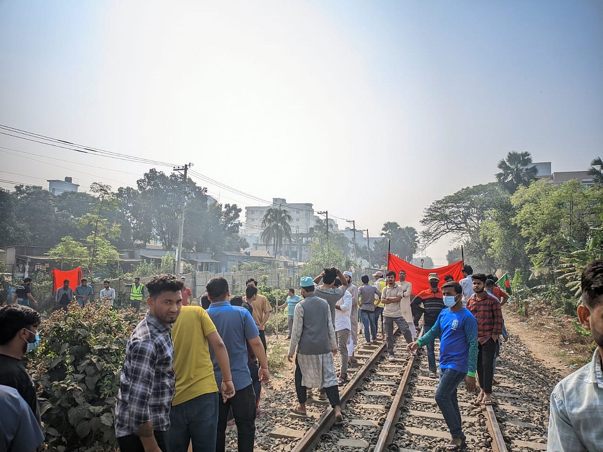 গাজীপুরে ডিপ্লোমা প্রকৌশলীদের রেলপথ ও আঞ্চলিক সড়ক অবরোধ