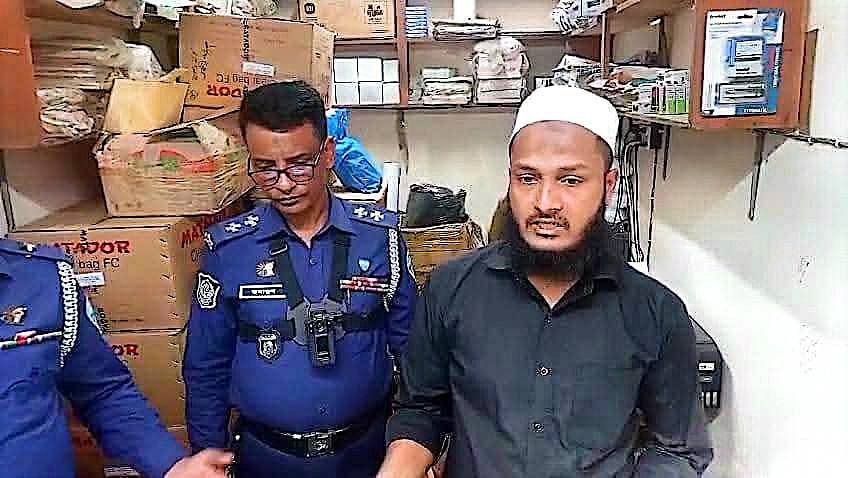 লক্ষ্মীপুরে দোকান থেকে ভোটের ছয়টি সিলসহ ব্যবসায়ী আটক