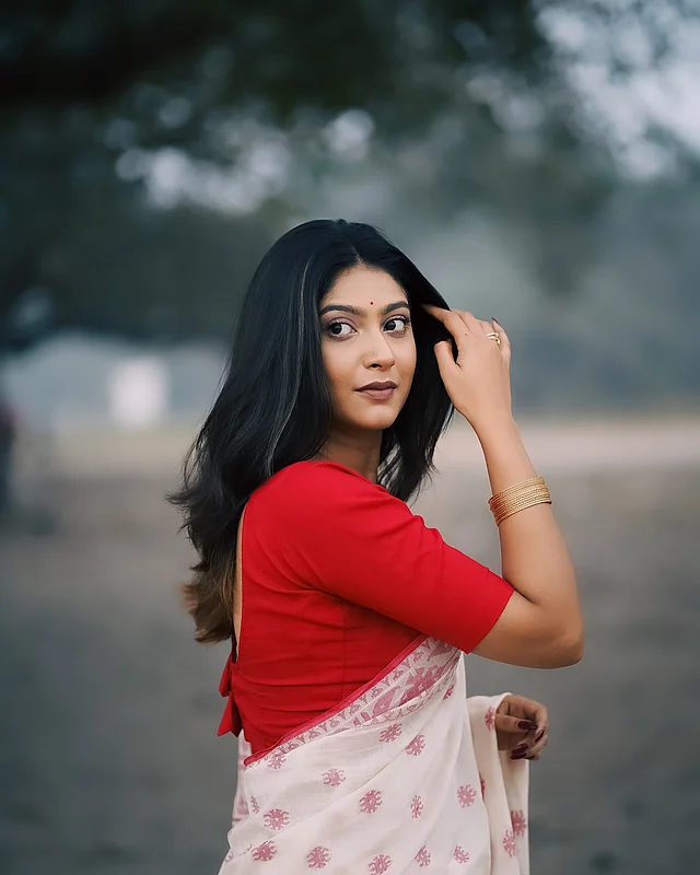 সাদা-লাল শাড়ির লুকে তিনি যেন উপন্যাসের কোনো নায়িকা।