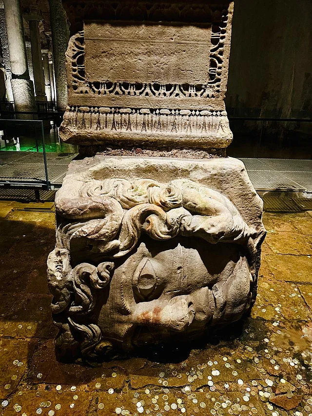 ছবি ২: গ্রিক পুরাণে মেডুসার দৃষ্টিতে মানুষ পাথর হয়ে যেত; এখানে তাকে উল্টো-পাশ করা যেন সেই শক্তিকেই নিষ্ক্রিয় করে দিয়েছে।