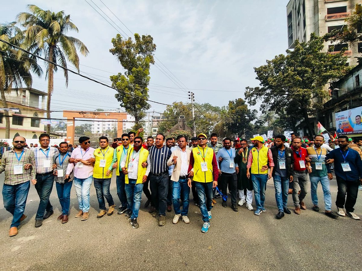 বরিশালে খণ্ড খণ্ড মিছিল নিয়ে নির্বাচনী জনসভায় যোগ দিচ্ছেন বিএনপির নেতা–কর্মীরা। আজ বুধবার সকালে নগরের জিলা স্কুল মোড়ে