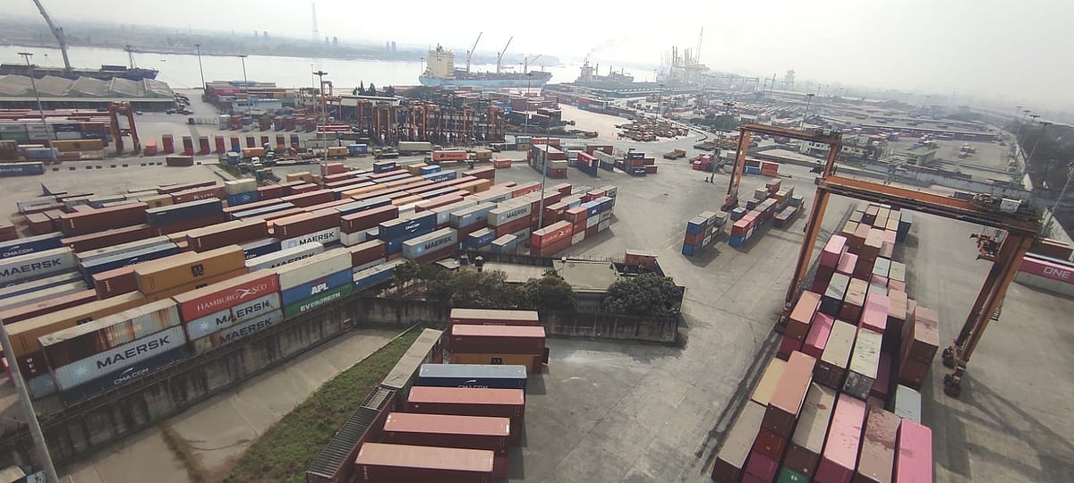 তিন টার্মিনালে সুনসান নীরবতা, বন্ধ জাহাজ চলাচল