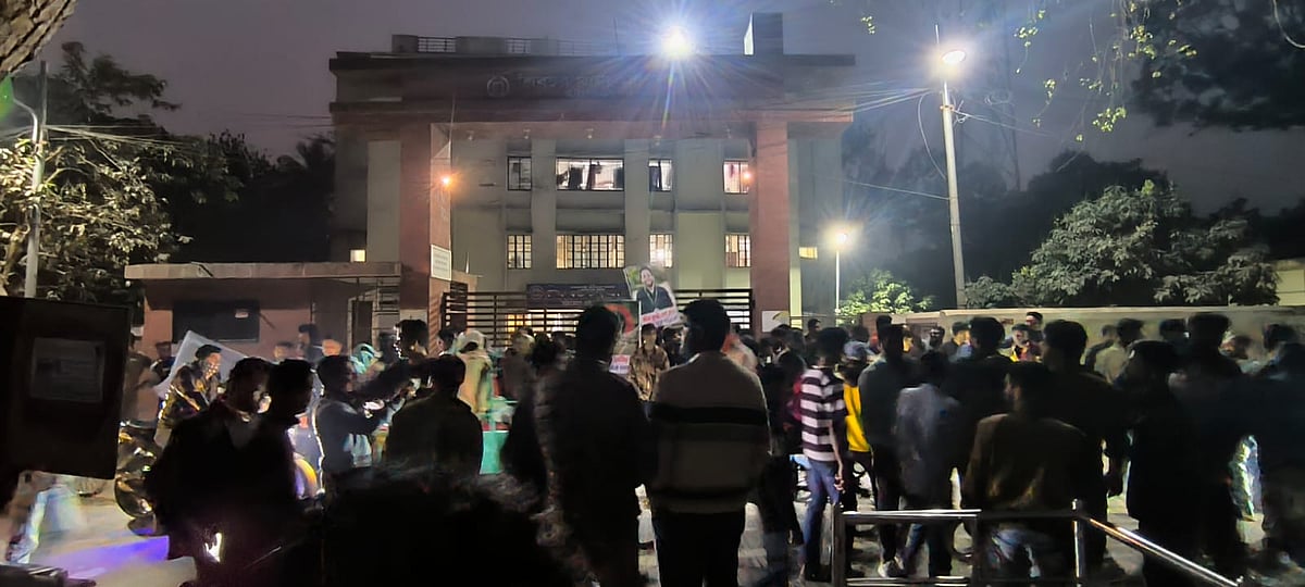 বিএনপি প্রার্থীর পক্ষে প্রকাশ্যে আসা আওয়ামী লীগ নেতাদের গ্রেপ্তার দাবিতে থানা ঘেরাও