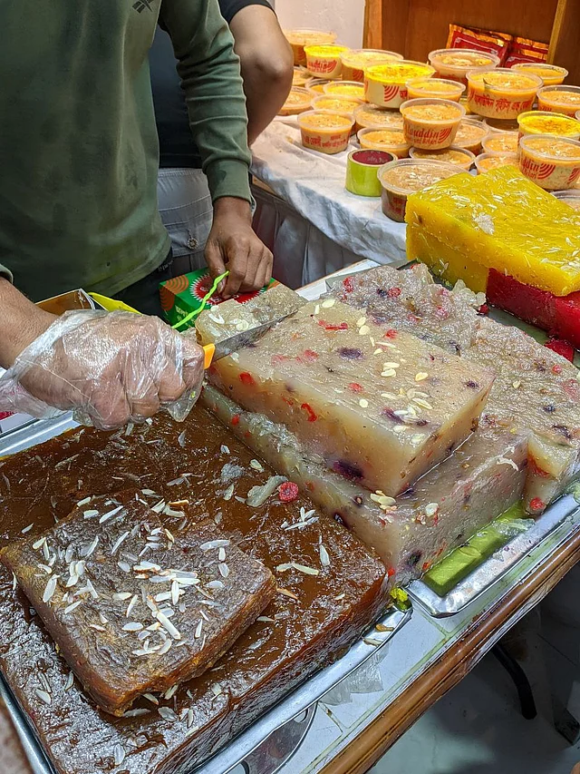 নেশেস্তা আর বোম্বে হালুয়ার পসরা