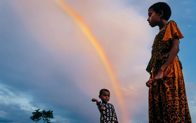 চিলমারীর সবুজপাড়ায় শিশু দুটি নিজেদের মতো খেলছিল। এর মধ্যেই হালকা বৃষ্টি, হঠাৎ রংধনু