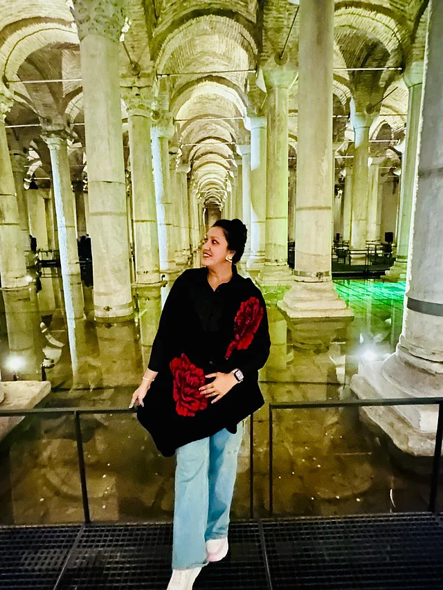 পানির ওপর তৈরি বিশেষ পাটাতনের নিচে কেঁপে ওঠে আলো-ছায়ার খেলা। 