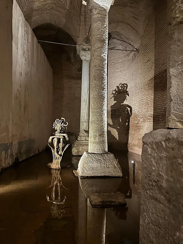 ছবি ১: আধুনিক মানুষের বিলুপ্তি ও ধ্বংসের আয়না এই শিল্পকর্মটি, যা একটি উত্তর-বিপর্যয় পরবর্তী পৃথিবীতে মানবজাতির অসহায় অবস্থান ও নির্জনতাকে ফুটিয়ে তোলে