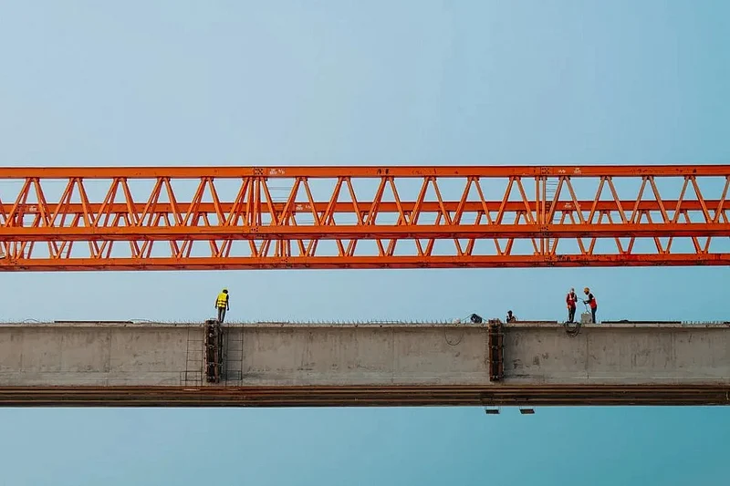 গাইবান্ধার সুন্দরগঞ্জে তিস্তা নদীর ওপর ‘মাওলানা ভাসানী সেতু’ তখন নির্মাণাধীন। তিন শ্রমিক অসম্পূর্ণ স্প্যানের ওপর দাঁড়িয়ে আছেন