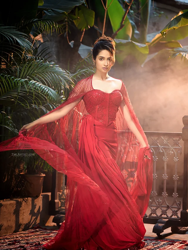 এর সঙ্গে যুক্ত সিকুইন–সজ্জিত শিয়ার কেপটি পুরো লুকের সবচেয়ে আকর্ষণীয় এলিমেন্ট। আর বটমে প্লিটেড হাইওয়েষ্ট স্কার্ট পরেছেন তিনি।