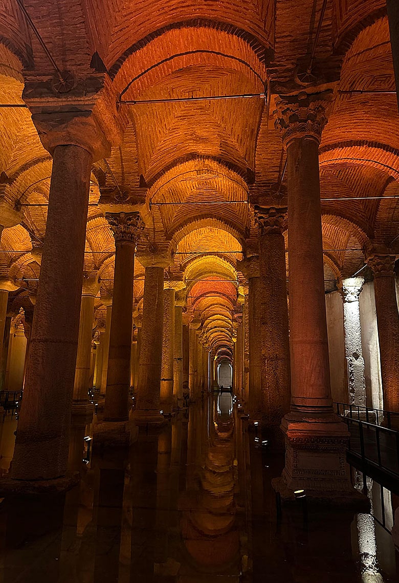 ইস্তাম্বুলের পাতালপুরীর এক রহস্যময় স্থাপনা ব্যাসিলিকা সিস্ট্রান 