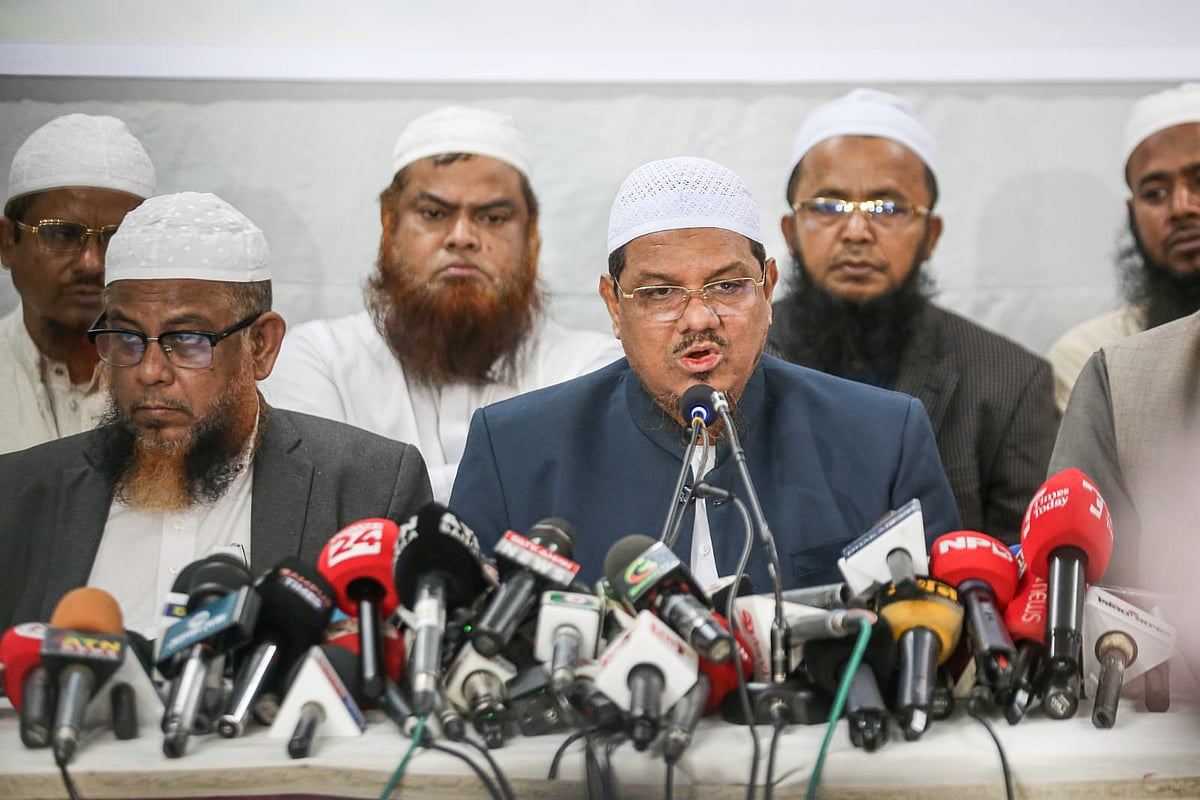 সে আমেরিকার দূতাবাসে আমাদেরকে জঙ্গি হিসেবে উপস্থাপন করে: চরমোনাইর পীর