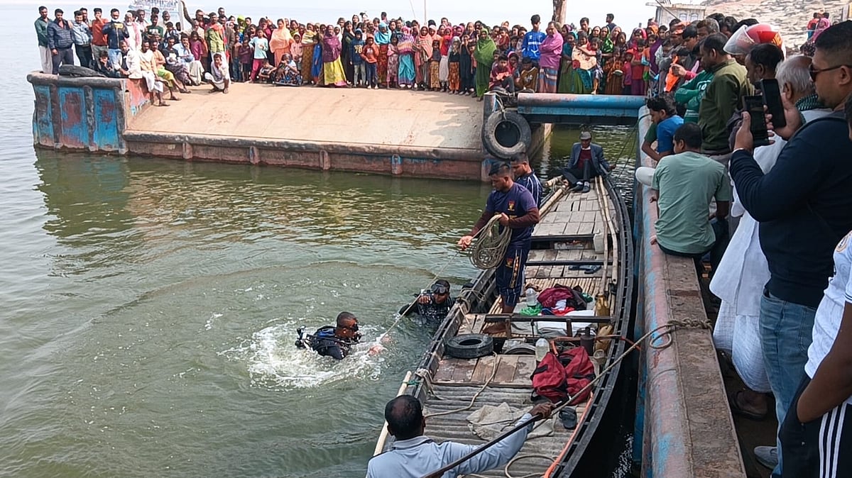 ফেরিতে ধস্তাধস্তির পর পদ্মায় লাফ দিয়ে যুবক নিখোঁজ, উদ্ধারে নেমেছে ডুবুরি দল