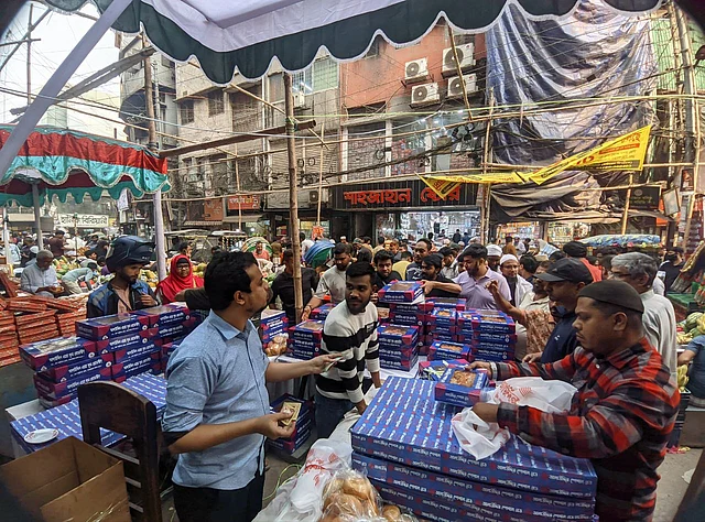 বিকাল হতেই ভীড় বেড়ে গেল চকবাজারে