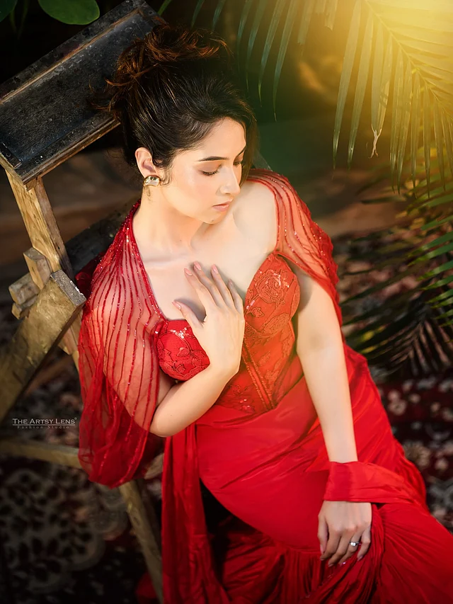 প্রথম নজরেই চোখ আটকে যায় তাঁর লাল গাউনের নাটকীয় উপস্থিতিতে। স্ট্র্যাপলেস কাটের করসেট-স্টাইল বডিসে নিখুঁতভাবে ফুটে উঠেছে সূক্ষ্ম ফুলেল এমব্রয়ডারির কাজ।