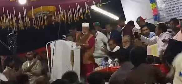 বিএনপির প্রার্থী বক্তব্য দেওয়ার সময় ভেঙে পড়ল মঞ্চ