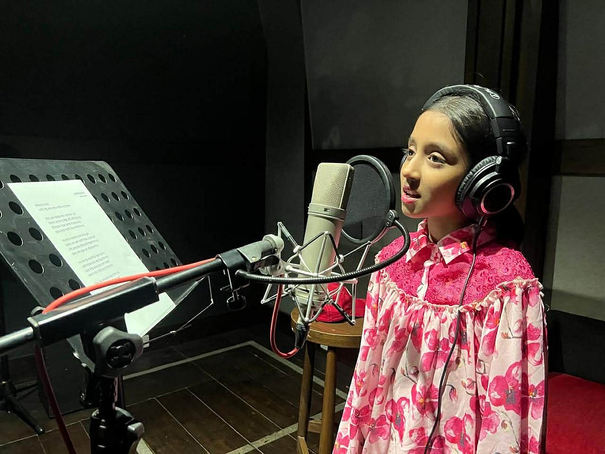 শুনলে খটকা লাগে! বড়দের নিয়ে ছোটদের গান