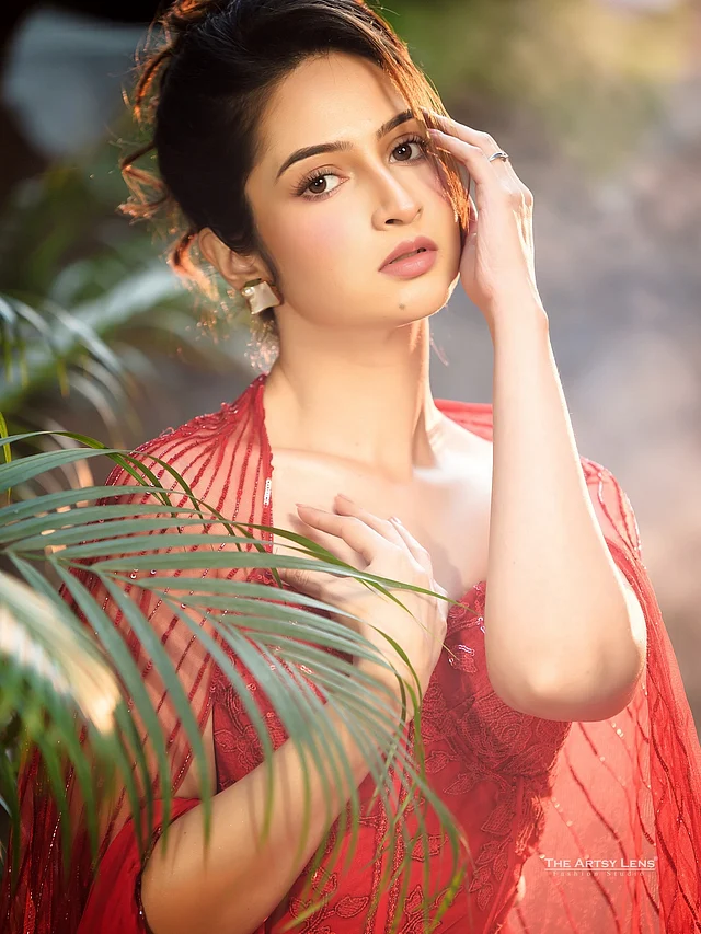 
চারপাশে ঘন সবুজ গাছপালা, হালকা ধোঁয়াটে আলো আর উষ্ণ সোনালি আভা—এই স্বপ্নিল আবহে আগুনরাঙা লুকে ধরা দিয়েছেন এই টালি সুন্দরী। 