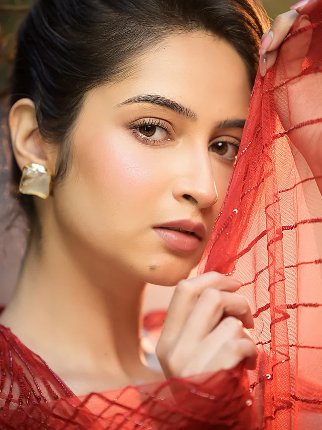 সাজ রাখা হয়েছে পরিমিত। ত্বকে সফট গ্লো, চোখে মাসকারা,  ঠোঁটে ন্যুড-পিঙ্ক টোনের লিপকালার আর গালে হালকা ব্লাশের ছোঁয়া। 