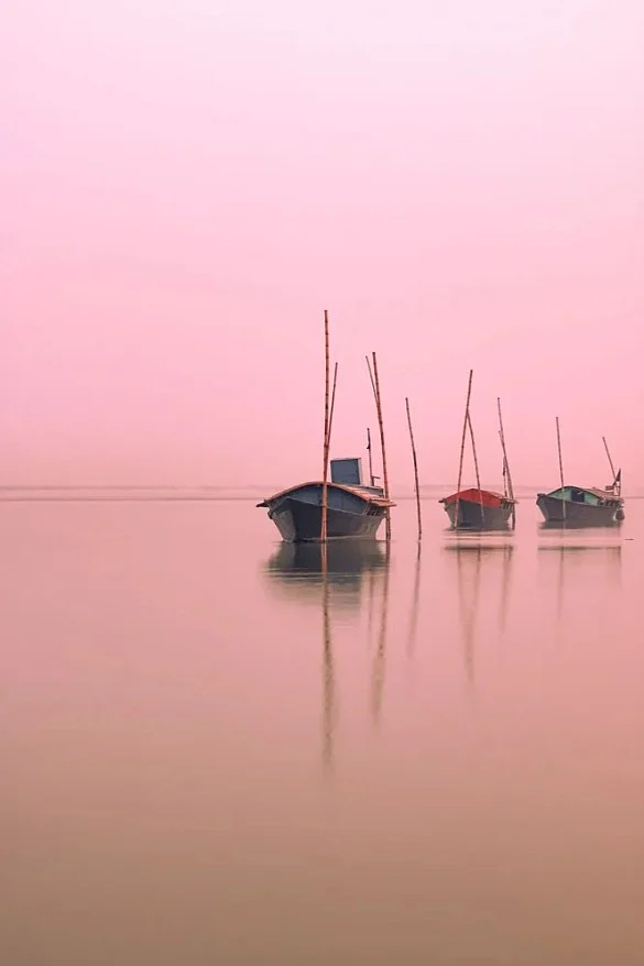 সূর্য ডুবতে শুরু করলে শান্ত ব্রহ্মপুত্রে যেন স্থির তিন নৌকা। চিলমারীর রমনা ঘাট থেকে তোলা